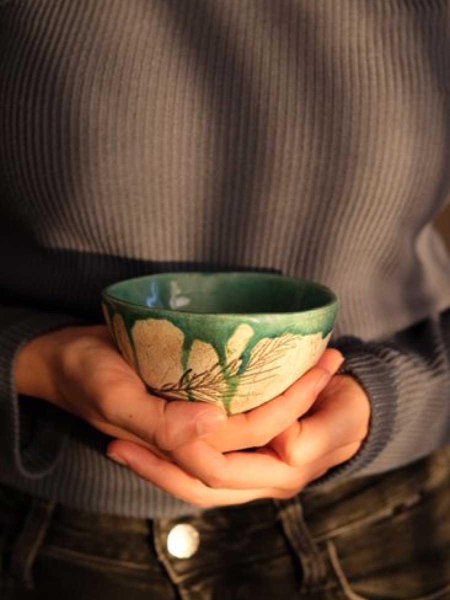 Vase méplat, face gravée d’un croissant