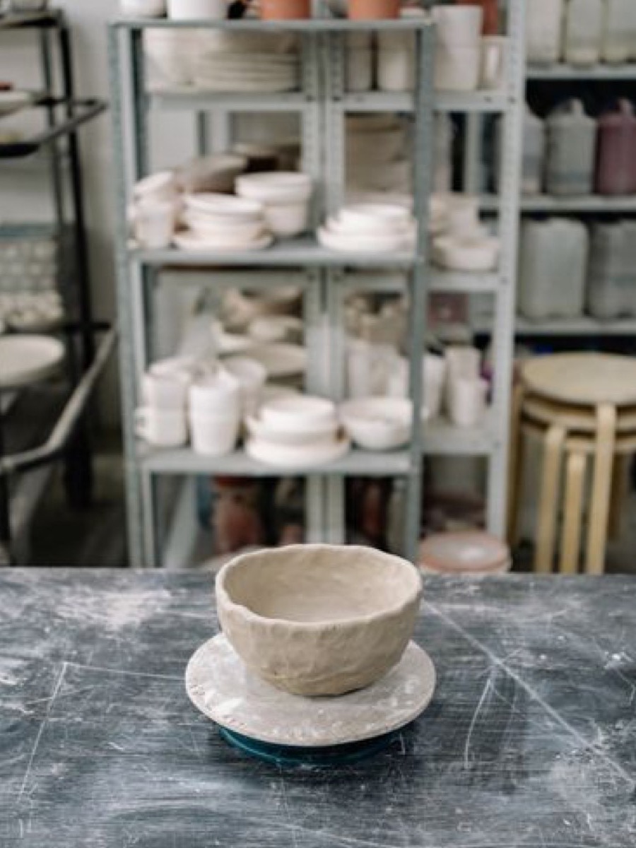 Vase boule à fleurs séchées, terre brute