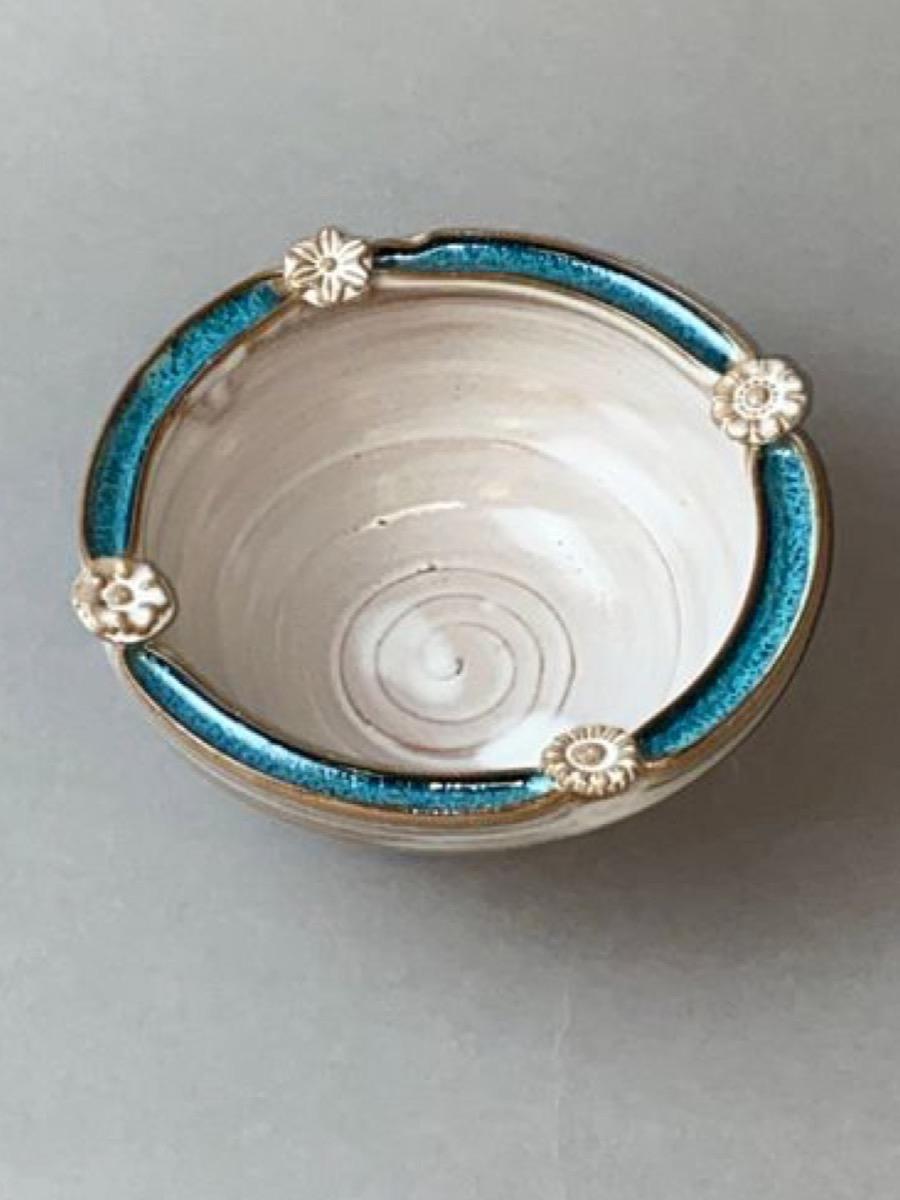 Assiette plate en grès blanc, bord irrégulier