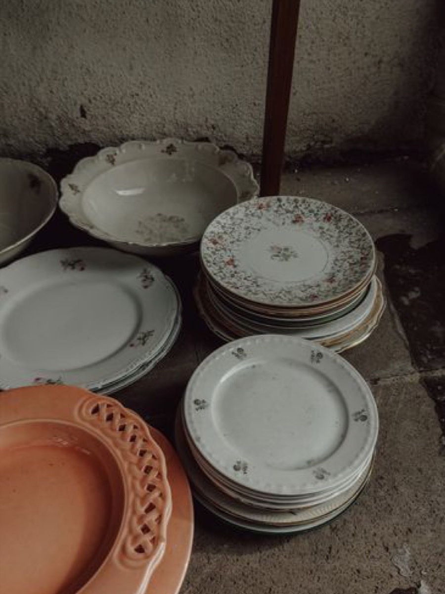 Beurrier à eau en faïence, conservation à l’ancienne